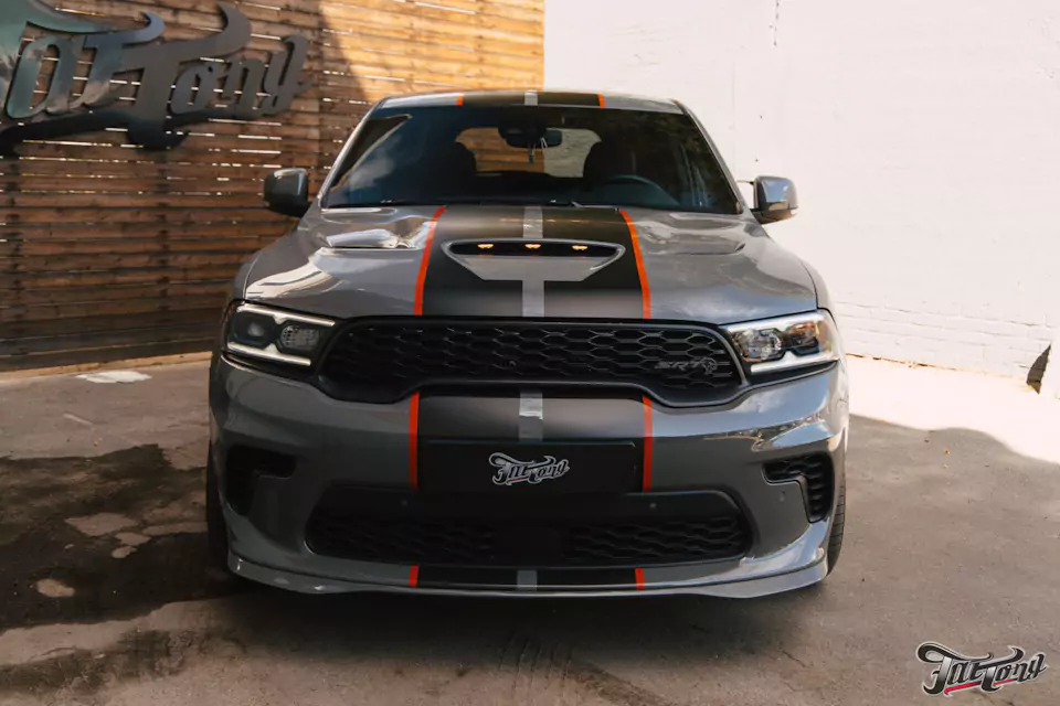 Добавили маркерные огни в капот для Dodge Durango SRT